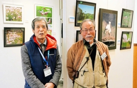 それぞれのパステル画、写真を持ち寄り展示している長尾勝美さん(左)と井上勉さん=丹波の森公苑 それぞれのパステル画、写真を持ち寄り展示している長尾勝美さん(左)と井上勉さん=丹波の森公苑
