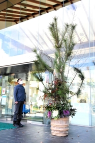 丹波市内では最大級という高さ約3・8メートルのジャンボ門松=丹波の森公苑 丹波市内では最大級という高さ約3・8メートルのジャンボ門松=丹波の森公苑