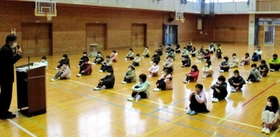 始業式で校長の話を聞く児童たち=岡野小学校 始業式で校長の話を聞く児童たち=岡野小学校