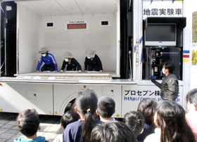 地震実験車による揺れを体験する児童=西紀南小学校 地震実験車による揺れを体験する児童=西紀南小学校