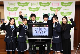 「観光甲子園2021」日本遺産部門でグランプリを獲得した、篠山鳳鳴高校インターアクト部の部員ら=丹波篠山市北新町、丹波篠山市役所 「観光甲子園2021」日本遺産部門でグランプリを獲得した、篠山鳳鳴高校インターアクト部の部員ら=丹波篠山市北新町、丹波篠山市役所