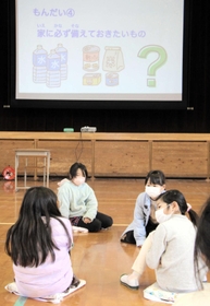 特別授業では、クイズ形式で防災について学んだ=大山小学校 特別授業では、クイズ形式で防災について学んだ=大山小学校