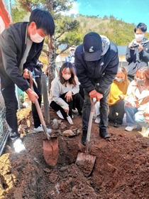 タイムカプセルを掘り起こす当時の在校生=丹波篠山市後川上 タイムカプセルを掘り起こす当時の在校生=丹波篠山市後川上