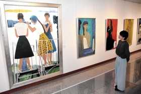 山本茂斗萠さん、中尾英武さん親子の作品を並べて展示している会場=植野記念美術館 山本茂斗萠さん、中尾英武さん親子の作品を並べて展示している会場=植野記念美術館