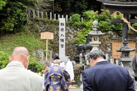 社号標の竣工式に参列する氏子ら=丹波市柏原町柏原 社号標の竣工式に参列する氏子ら=丹波市柏原町柏原
