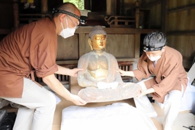 修理のため搬出される国指定重要文化財の薬師如来像=常勝寺 修理のため搬出される国指定重要文化財の薬師如来像=常勝寺
