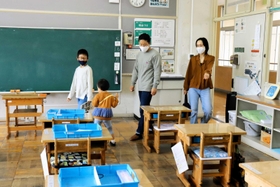 竹田小学校を見学する前山小学校区の家族=丹波市市島町中竹田 竹田小学校を見学する前山小学校区の家族=丹波市市島町中竹田