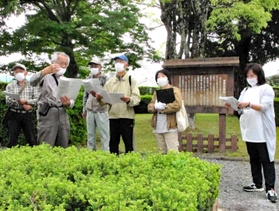 篠山城跡でのフィールドワーク開催に向け、現地を下見する「丹波篠山文化顕彰会」のメンバー=丹波篠山市北新町(撮影・堀井正純) 篠山城跡でのフィールドワーク開催に向け、現地を下見する「丹波篠山文化顕彰会」のメンバー=丹波篠山市北新町(撮影・堀井正純)