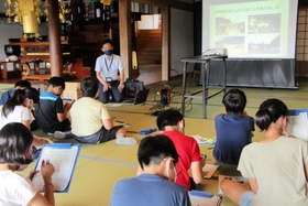丹波市職員から丹波豪雨などについて学ぶ児童ら=石像寺 丹波市職員から丹波豪雨などについて学ぶ児童ら=石像寺