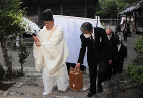 柏原八幡宮の摂社である「厄除神社」の改修工事を前に、ご神体を三重塔に移す神職や氏子ら=柏原八幡宮 柏原八幡宮の摂社である「厄除神社」の改修工事を前に、ご神体を三重塔に移す神職や氏子ら=柏原八幡宮
