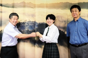 全国高校総体出場を林時彦市長(左)に報告した氷上高校バレー部の宮崎真菜主将(中央)と川釣修嗣監督=4日、丹波市氷上町成松 全国高校総体出場を林時彦市長(左)に報告した氷上高校バレー部の宮崎真菜主将(中央)と川釣修嗣監督=4日、丹波市氷上町成松