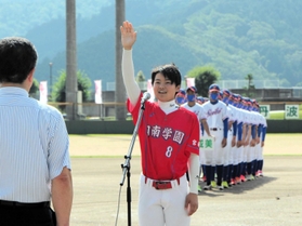 選手宣誓する日南学園高校の三輪夏恋主将=スポーツピアいちじま 選手宣誓する日南学園高校の三輪夏恋主将=スポーツピアいちじま