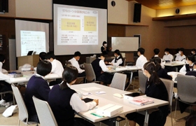 外部講師の大石泉さんから住宅ローンについて学ぶ生徒(6月6日)=柏原高校 外部講師の大石泉さんから住宅ローンについて学ぶ生徒(6月6日)=柏原高校