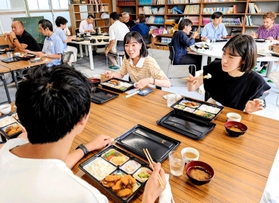 懇親会で食事する参加者たち。ツアーは市の観光推進事業の一環=里山工房くもべ 懇親会で食事する参加者たち。ツアーは市の観光推進事業の一環=里山工房くもべ