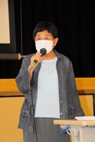 自身の戦争体験を語る小寺百合子さん=丹波市立青垣中学校 自身の戦争体験を語る小寺百合子さん=丹波市立青垣中学校