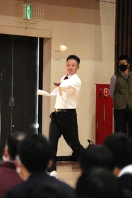 左腕だけでの捕球と送球を実演する岡原年秀さん=柏原高校 左腕だけでの捕球と送球を実演する岡原年秀さん=柏原高校