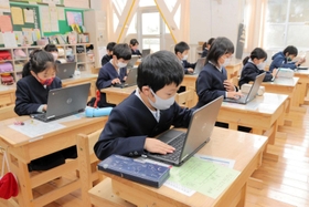 「1分間スピーチ」のスライドを作る児童。タイピングもお手の物=古市小学校 「1分間スピーチ」のスライドを作る児童。タイピングもお手の物=古市小学校
