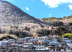 南北に延びる谷筋の山のふもとに丹波焼の窯元が集まる立杭地区=丹波篠山市今田町上立杭 南北に延びる谷筋の山のふもとに丹波焼の窯元が集まる立杭地区=丹波篠山市今田町上立杭