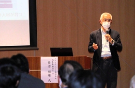 シリ丹バレーDXセミナーで講演したアスカカンパニーの長沼恒雄代表=1月20日、丹波篠山市民センター シリ丹バレーDXセミナーで講演したアスカカンパニーの長沼恒雄代表=1月20日、丹波篠山市民センター