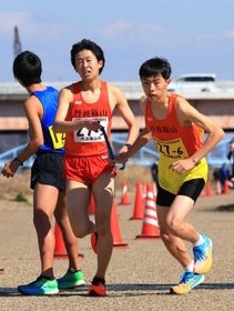 男子・丹波篠山市の5区藤木康綺選手(左)からたすきを受ける6区山本太陽選手(右)=5日、加古川市の加古川河川敷マラソンコース 男子・丹波篠山市の5区藤木康綺選手(左)からたすきを受ける6区山本太陽選手(右)=5日、加古川市の加古川河川敷マラソンコース
