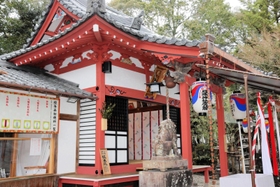 朱や水色などの彩色が施されるなど、新しくなった厄除神社=丹波市柏原町柏原、柏原八幡宮 朱や水色などの彩色が施されるなど、新しくなった厄除神社=丹波市柏原町柏原、柏原八幡宮