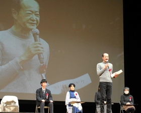 大賞に選ばれ、あいさつする柳本喜孝さん(右から2番目)=5日、四季の森生涯学習センター 大賞に選ばれ、あいさつする柳本喜孝さん(右から2番目)=5日、四季の森生涯学習センター