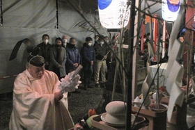 暗がりの中、厳かに営まれた神事。「青山」に向かって御幣を振る千種正裕宮司=柏原八幡宮 暗がりの中、厳かに営まれた神事。「青山」に向かって御幣を振る千種正裕宮司=柏原八幡宮