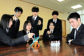 開発した玩具「Bo-Bo」と「ボウミニング」で遊ぶ篠山産業高校の生徒7人=丹波篠山市郡家 開発した玩具「Bo-Bo」と「ボウミニング」で遊ぶ篠山産業高校の生徒7人=丹波篠山市郡家