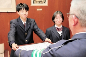 表彰状を受け取る吉住寛太さん(左)と宝子天音さん=柏原高校 表彰状を受け取る吉住寛太さん(左)と宝子天音さん=柏原高校