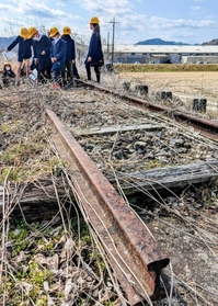 旧国鉄篠山線の陸橋跡でレールや枕木を確かめる児童たち=丹波篠山市北嶋 旧国鉄篠山線の陸橋跡でレールや枕木を確かめる児童たち=丹波篠山市北嶋