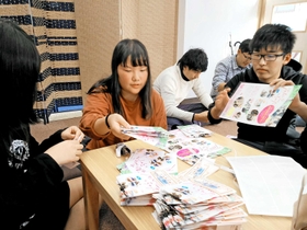基金を活用した事業で、宮城県石巻市を訪ね、地元イベントのちらしを折る篠山東雲高校の生徒ら(丹波篠山市提供) 基金を活用した事業で、宮城県石巻市を訪ね、地元イベントのちらしを折る篠山東雲高校の生徒ら(丹波篠山市提供)
