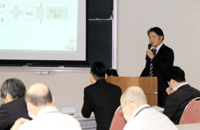 講師らの前で発表する卒業生=ライフピアいちじま 講師らの前で発表する卒業生=ライフピアいちじま