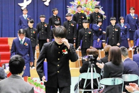 万雷の拍手の中、涙をたたえて退場する卒業生たち=山南中学校 万雷の拍手の中、涙をたたえて退場する卒業生たち=山南中学校