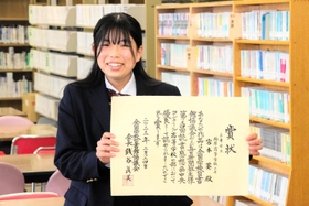 優良賞に輝いた宮本葵さん=柏原高校 優良賞に輝いた宮本葵さん=柏原高校