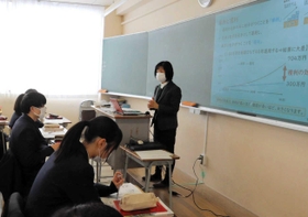 県金融広報委員会金融広報アドバイザーの大石泉さんが講師を務め、投資の基本を学んだ=2月6日、柏原高校 県金融広報委員会金融広報アドバイザーの大石泉さんが講師を務め、投資の基本を学んだ=2月6日、柏原高校