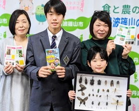 発行された小冊子「丹波篠山のいきものたち」と作成に協力した生徒、児童ら=丹波篠山市役所 発行された小冊子「丹波篠山のいきものたち」と作成に協力した生徒、児童ら=丹波篠山市役所
