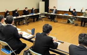 吉見小学校と三輪小学校の統合時期を決めた「市島地域市立小学校統合準備委員会」の地域部会=丹波市市島町上牧 吉見小学校と三輪小学校の統合時期を決めた「市島地域市立小学校統合準備委員会」の地域部会=丹波市市島町上牧