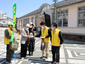 街頭で啓発チラシなどを配る交通安全協会員ら=丹波篠山市北新町 街頭で啓発チラシなどを配る交通安全協会員ら=丹波篠山市北新町