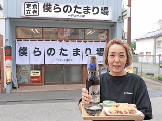 城下町には珍しい立ち飲みスタイルの飲食店「僕らのたまり場」を開いた大地友代さん=丹波篠山市東新町