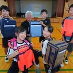 通学・通勤リュック、救命胴衣に「変身」  丹波市のマルスバッグ開発  子どもでも簡単に変形 命守る備えに