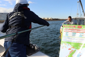 乗り上げ事故の防止策徹底を呼び掛ける加古川海上保安署員(左)ら=東播磨港沖 乗り上げ事故の防止策徹底を呼び掛ける加古川海上保安署員(左)ら=東播磨港沖