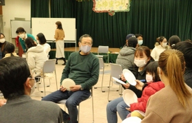 紙皿に日本語を書き、しりとりを楽しむ参加者=加古川市立青少年女性センター 紙皿に日本語を書き、しりとりを楽しむ参加者=加古川市立青少年女性センター