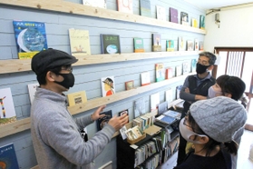 土間は壁一面に絵本が並び、交流のある古書店の本も販売する=町家Tentofu(撮影・笠原次郎) 土間は壁一面に絵本が並び、交流のある古書店の本も販売する=町家Tentofu(撮影・笠原次郎)