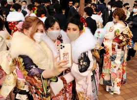 マスク姿で友人と記念撮影する新成人=高砂市文化会館 マスク姿で友人と記念撮影する新成人=高砂市文化会館
