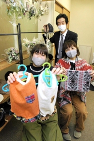 お気に入りの商品を手にする中谷麻里さん(手前左)と竹歳かおりさん(同右)。管理者の坂本精治さんがサポートする=加古川市加古川町篠原町 お気に入りの商品を手にする中谷麻里さん(手前左)と竹歳かおりさん(同右)。管理者の坂本精治さんがサポートする=加古川市加古川町篠原町