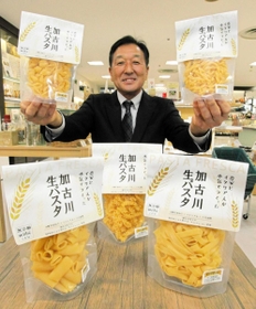 加古川パスタを手に受賞を喜ぶ本岡壮一副代表理事=加古川市加古川町篠原町 加古川パスタを手に受賞を喜ぶ本岡壮一副代表理事=加古川市加古川町篠原町