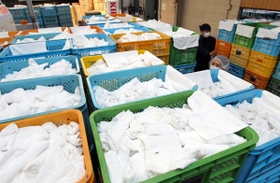 出荷されないまま山積みになったおしぼり=加古川市野口町北野 出荷されないまま山積みになったおしぼり=加古川市野口町北野