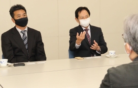 初の甲子園出場に向け、意気込みを語る(左から)福村順一監督、吉田博昭校長=神戸新聞東播支社 初の甲子園出場に向け、意気込みを語る(左から)福村順一監督、吉田博昭校長=神戸新聞東播支社