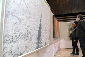 日本画など5部門で作品が並ぶ美術展=高砂市文化保健センター 日本画など5部門で作品が並ぶ美術展=高砂市文化保健センター