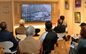 加古川の工場の歴史について学ぶ受講生=びぃぷらす 加古川の工場の歴史について学ぶ受講生=びぃぷらす